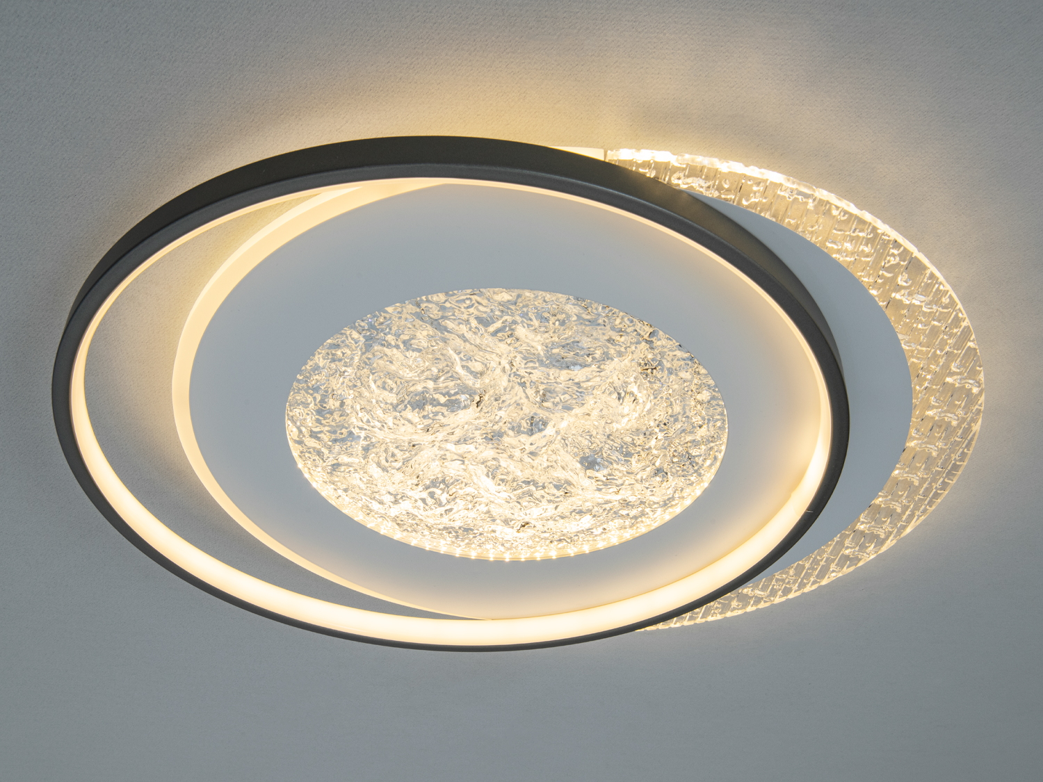 Світильник із двома кільцями, що створюють м′яке освітлення. Ідеальний для монтажу в житлових приміщеннях.