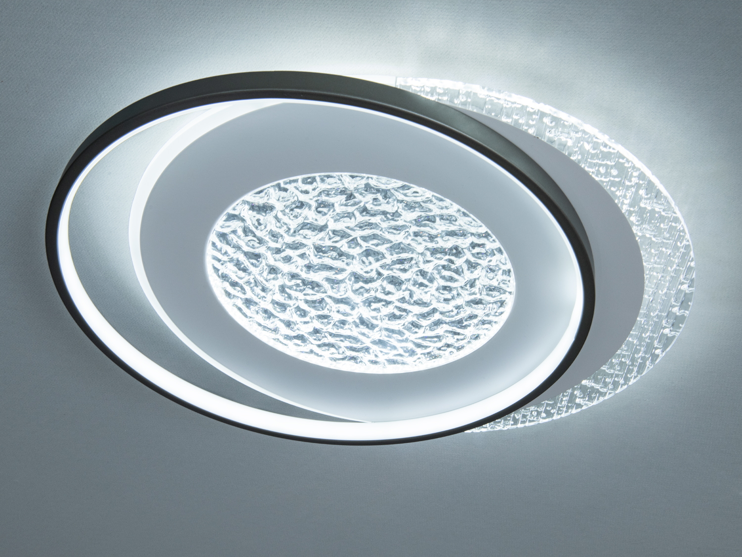 Лампа з матовим обідком, що створює рівномірне світло. Підходить для мінімалістичного дизайну.