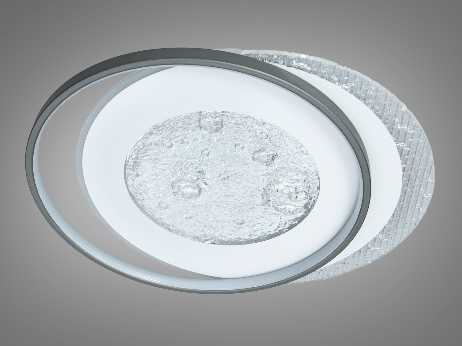 Світильник з металевою рамкою та рельєфним склом, що створює м′яке розсіяне світло. Ідеальний для офісних приміщень.