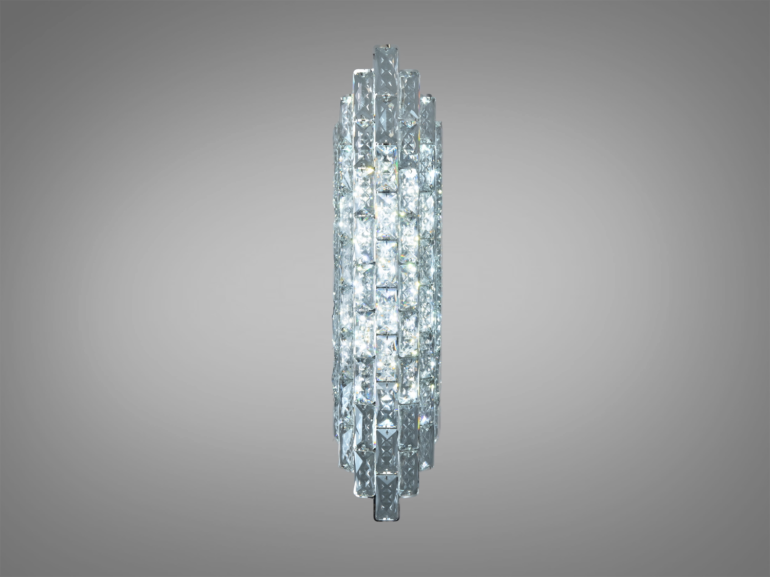 Світильник з кристалами, що створюють призматичний ефект, має квадратну основу, ідеальний для акцентного освітлення.