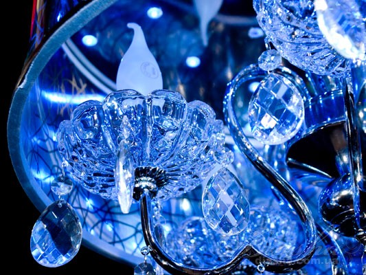 Потолочная люстра в классическом абажуре