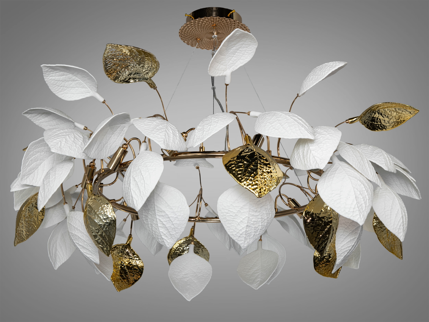 Підвісна люстра з білими та золотими листками, що створюють ефект природного освітлення. Ідеально підходить для сучасного інтер′єру.