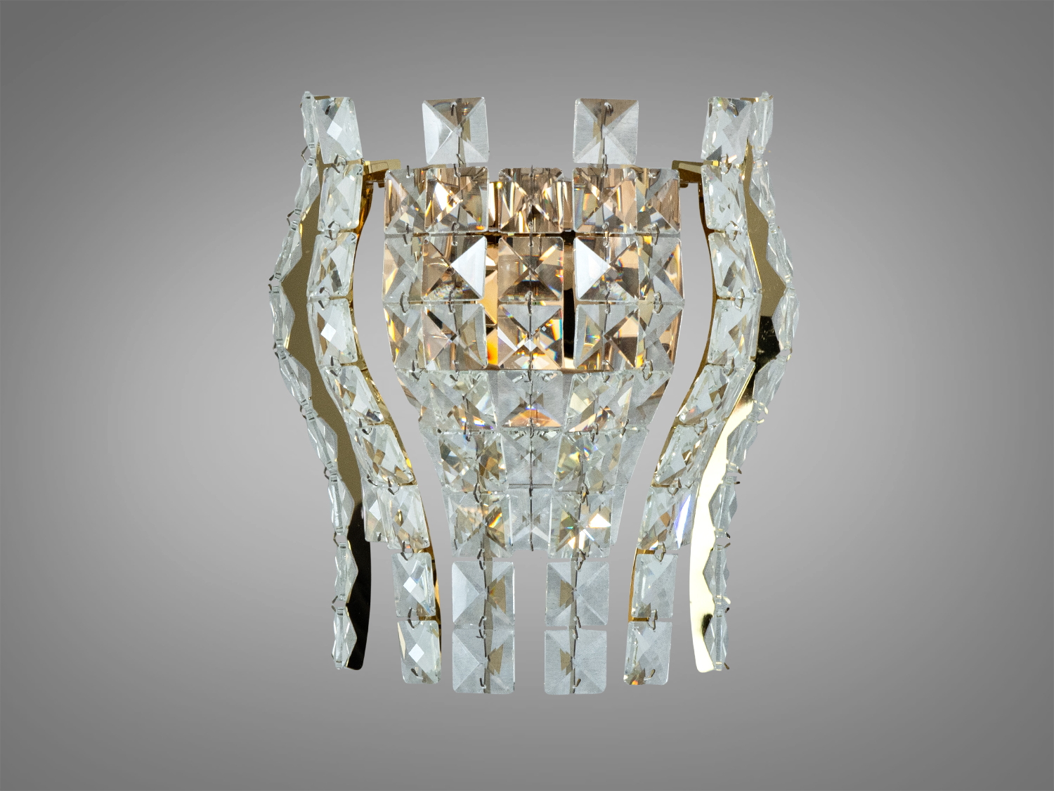 Настінний світильник з кришталю, що має золотисті акценти. Підходить для розкішних інтер′єрів з класичним декором.