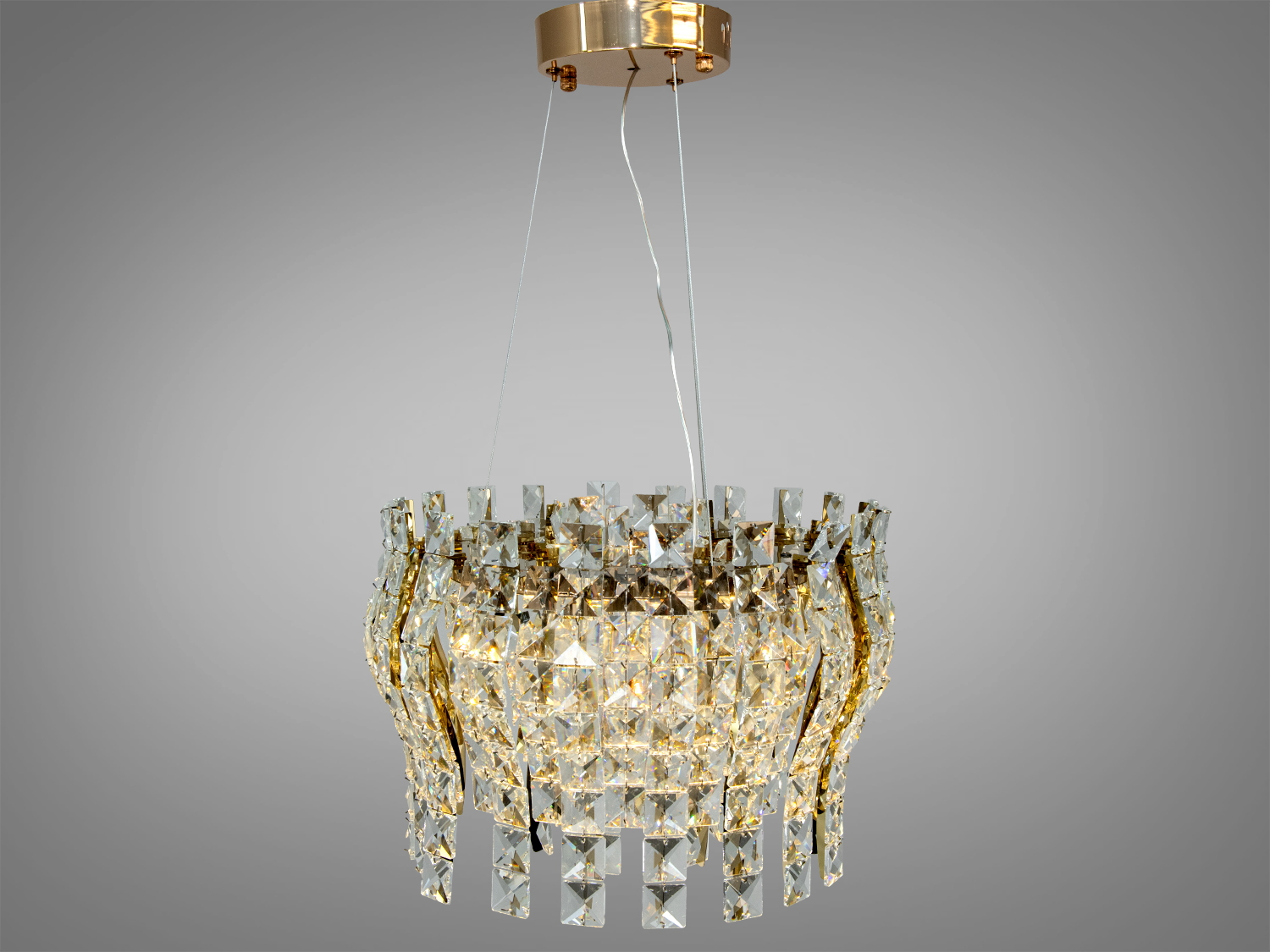 Люстра з круглою основою та золотистими деталями, підвісний монтаж, підходить для класичного інтер′єру.