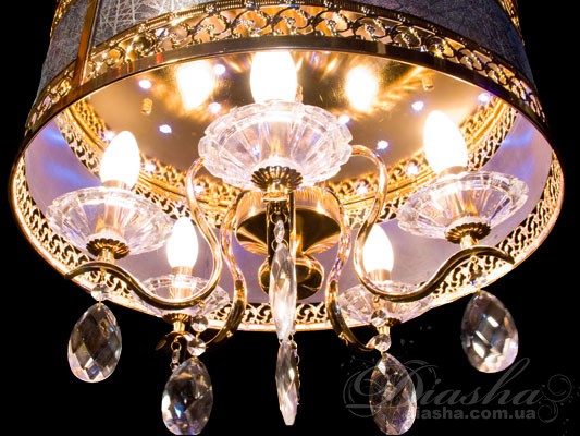Потолочная люстра в классическом абажуре