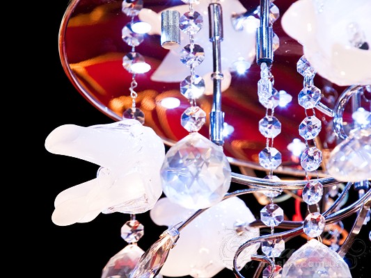 &nbsp;&nbsp;&nbsp;Новая серия галогеновых люстр представляемых в 2010 году способна обеспечить Вам комфотр на уровне, который превышает все Ваши 

ожидания.
&nbsp;&nbsp;&nbsp;В данной серии, кроме уже привычного включения и выключения люстры, и выбора режима при помощи радио пульта, добавлен новый 

режим - Светодиодная подсветка&nbsp;&nbsp;&nbsp;Режим светодиодной подсветки гораздо спокойнее и менее ярок чем включение даже 

наименьшего количества галогеновых ламп. Подобное освещение принесет в Ваш интерьер спокойствие, тишину, уют, тепло, подарит легкое, таинственное, 

завораживающее, интимное освещение. Режим светодиодной подсветки идеально подойдет для включения ночью, Вы все увидите, и не будет долгого 

привыкания к яркому свету. Как ночник - свет можно оставить на всю ночь, ведь светодиоды, в отличии от всех прочих типов осветительных приборов, 

не мерцают, имеют низкое тепловыделение, благодаря чему пожаробезопасны и практически вся потребленная энергия превращается в свет, а это, в свою 

очередь, -  экономичность. Эта люстра запросто создаст в Вашей квартире любое освещение от яркой феерии праздника до таинственного 

полумрака.
Возможно исполнение металических частей в золотом и хроммированном вариантах. В золотом варианте производятся с желтой и синей 

светодиодной подсветкой, в хроммированном только с синей подсветкой