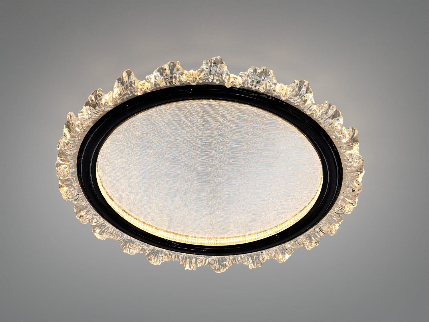 Світильник із двома кільцями, що створюють м′яке освітлення. Ідеальний для монтажу в житлових приміщеннях.