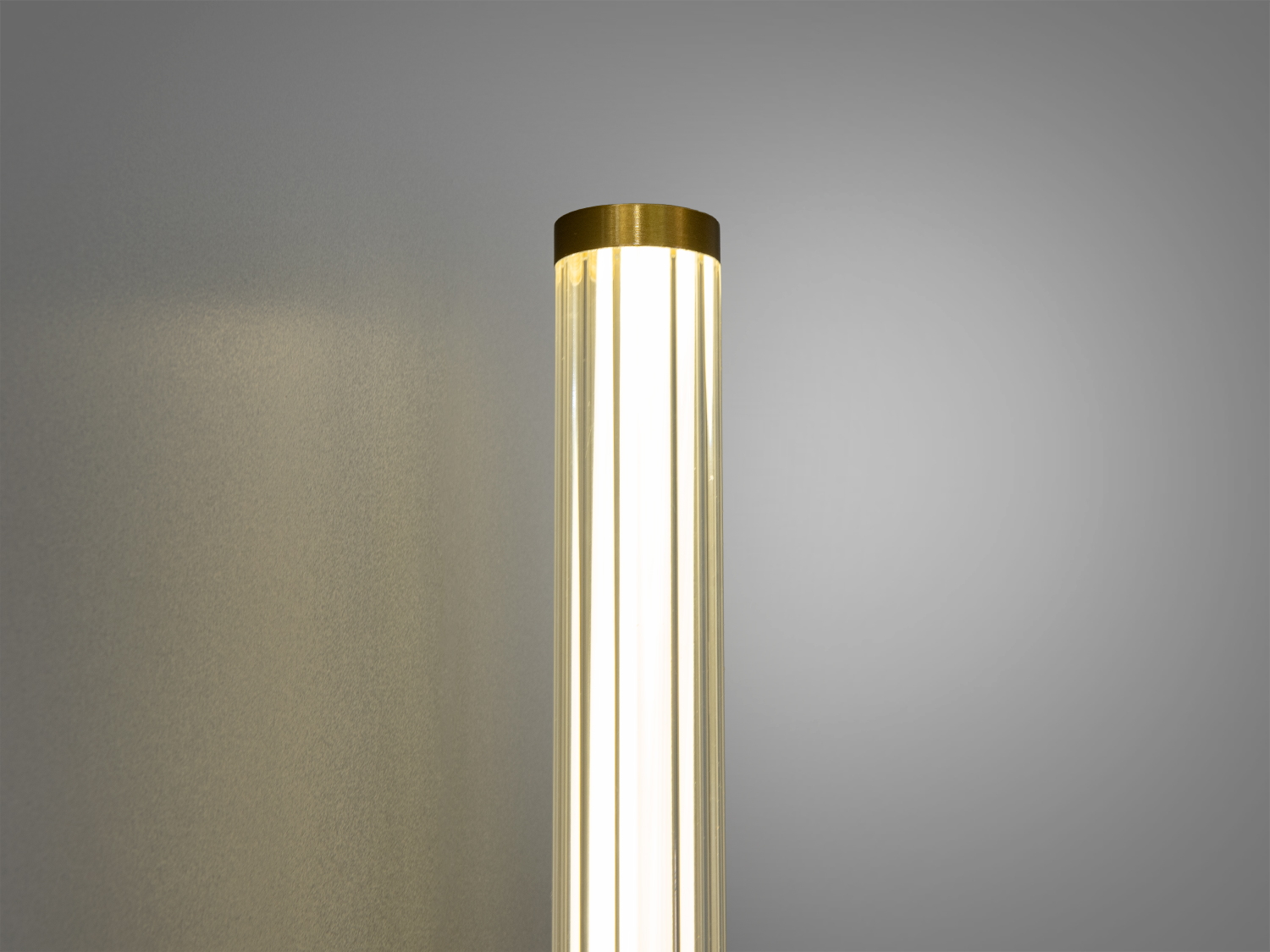 Світильник з акриловими трубками, що створюють ефект бульбашок, та латунною основою. Підходить для ванної кімнати.