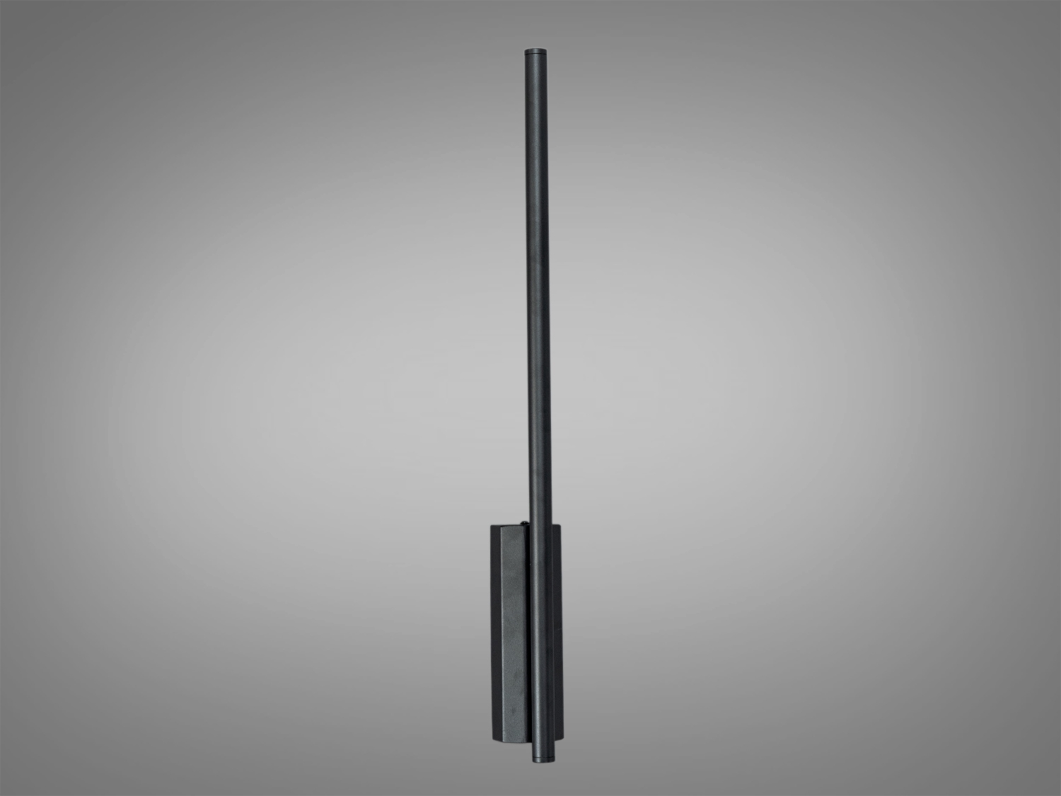Вертикальний світильник з тонкою чорною панеллю, що монтується на стіну. Ідеальний для мінімалістичного дизайну.