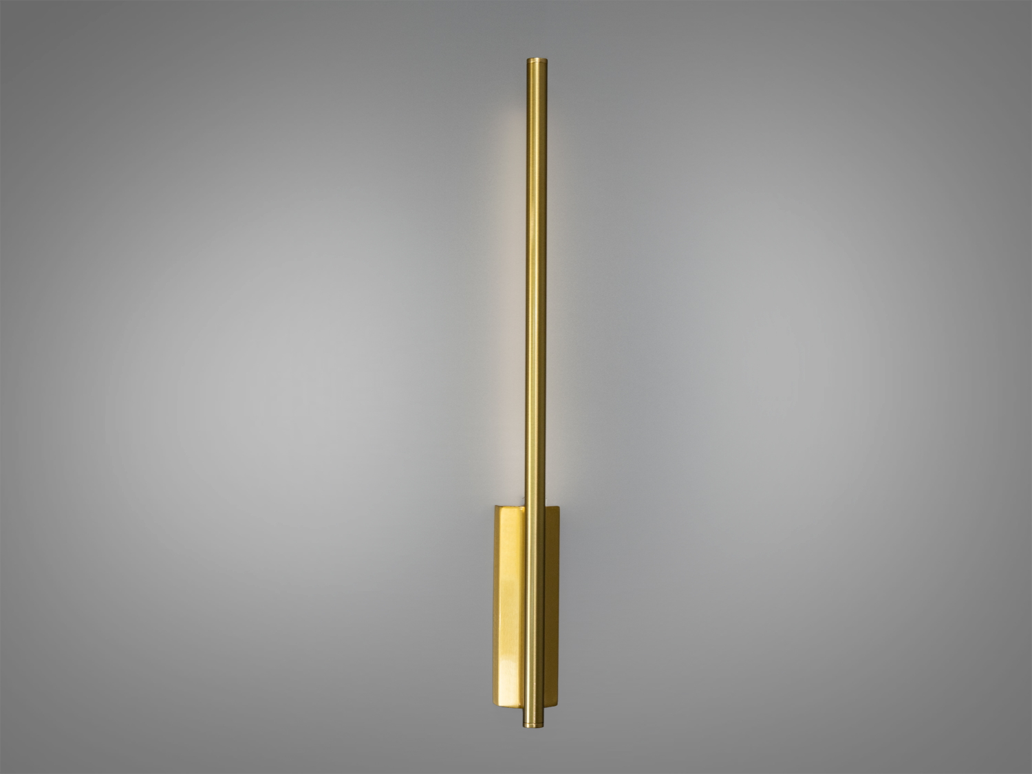 Настінний світильник із золотистого металу, вертикальна форма. Випромінює м′яке світло, підходить для сучасного інтер′єру.