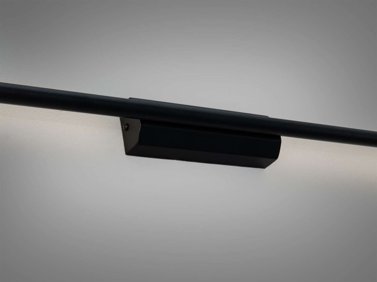 Близький вигляд чорного настінного світильника з акцентом на монтажну частину, підходить для сучасних інтер′єрів.