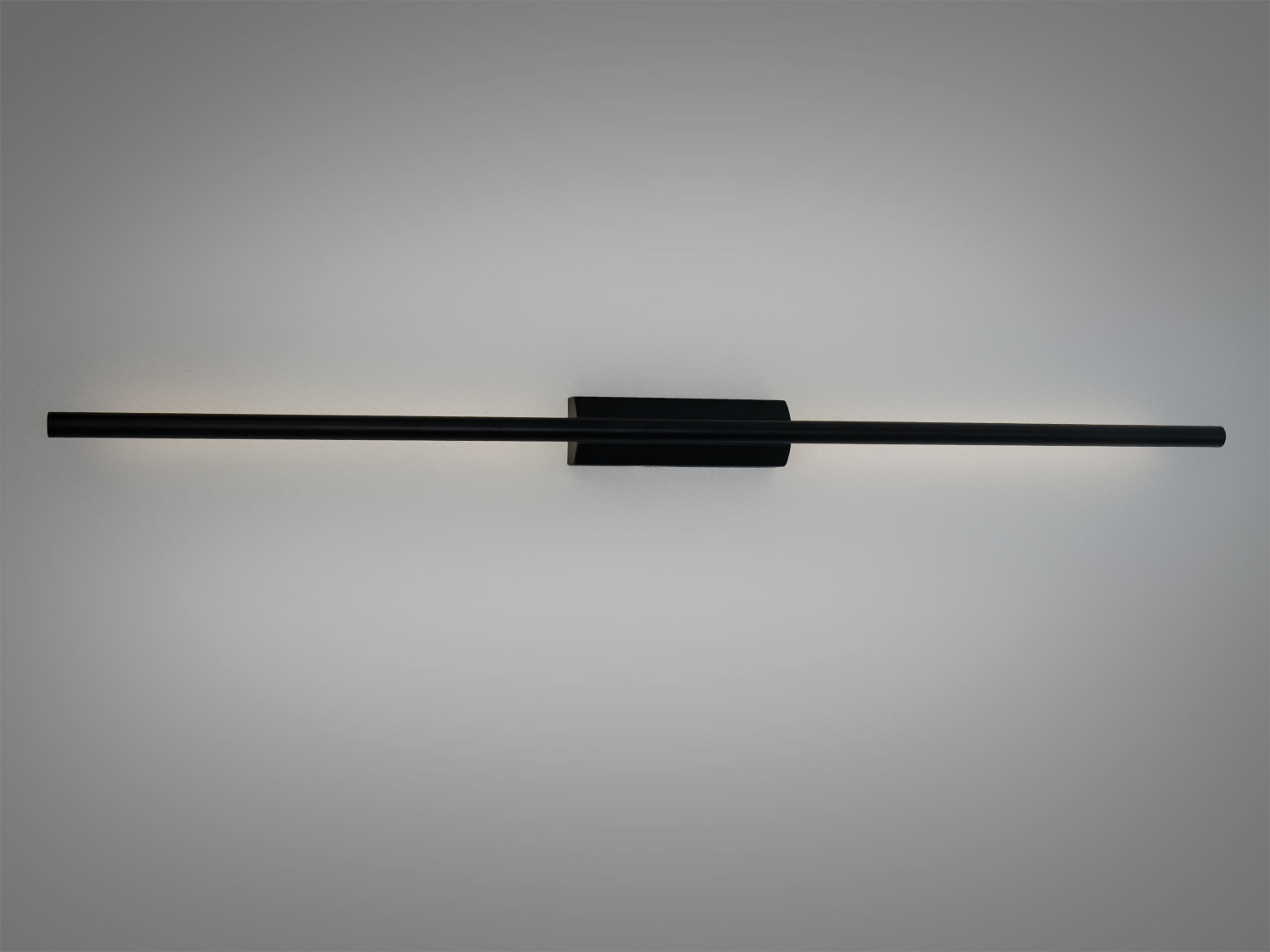 Лінійне світлодіодне бра Line у чорному кольорі: 12 Вт, 660 лм, 4100K, висота 970 мм. Вертикальний або горизонтальний монтаж. Металевий корпус, мала висота від стіни, керування настінним вимикачем.