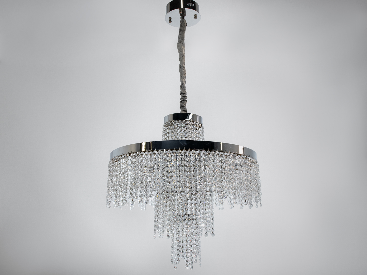 Люстра з кришталевими підвісками та хромованим каркасом. Ідеально для класичного інтер′єру, додає елегантності та розкоші.