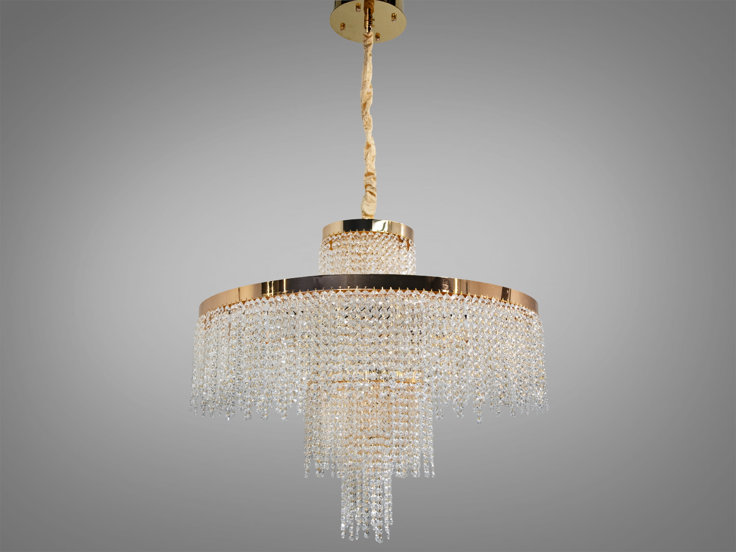 Люстра з каскадними кришталевими підвісками, підходить для спальні. Золотистий каркас підкреслює сучасний стиль.