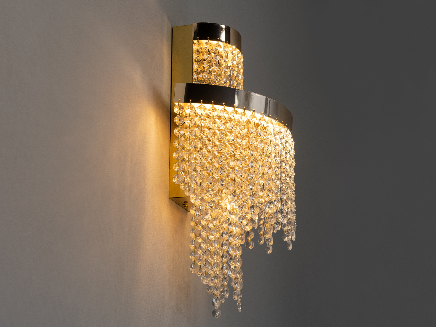 Настінний світильник з блискучими кришталевими підвісками, що підходить для сучасного інтер′єру. Легкий монтаж.