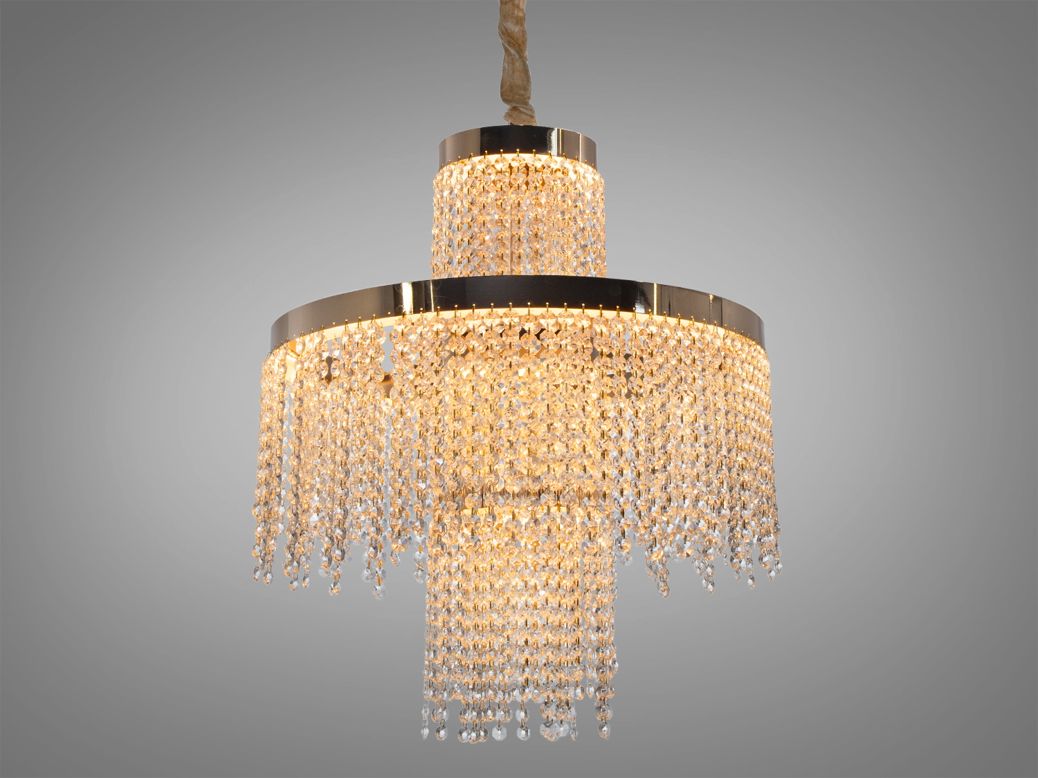 Кришталева люстра 376 у золотистому виконанні з двома рівнями підвісок і LED технологіями, ідеальна для просторих віталень.