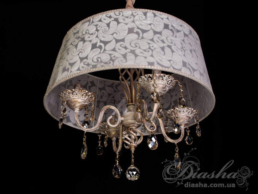 Люстра з класичними скляними абажурами