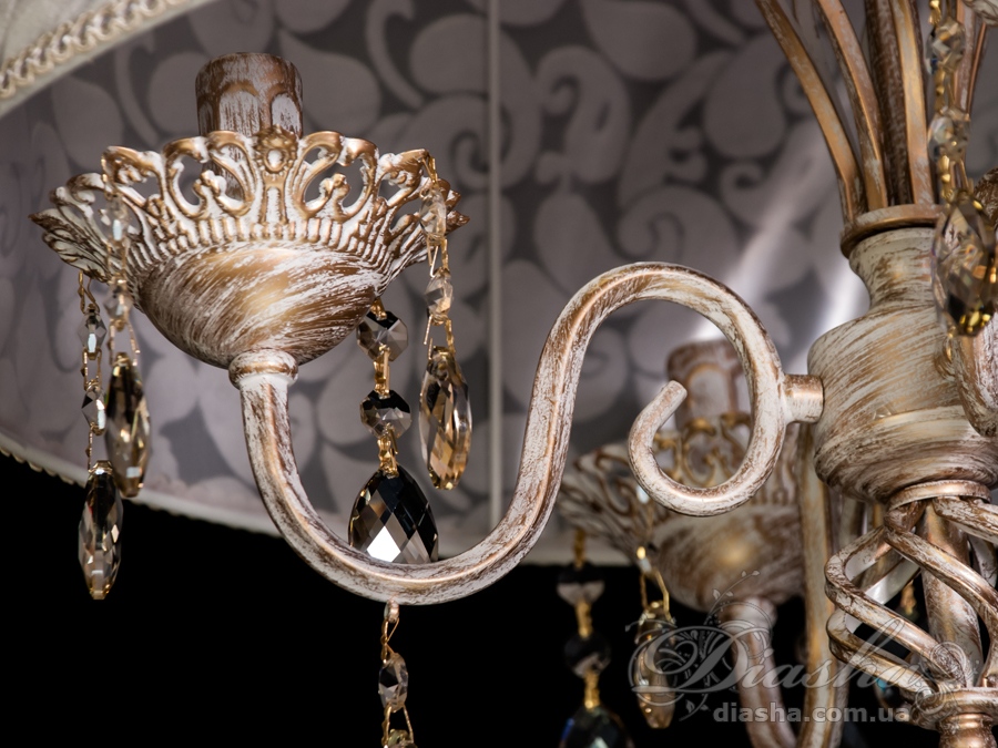 Люстра з класичними скляними абажурами