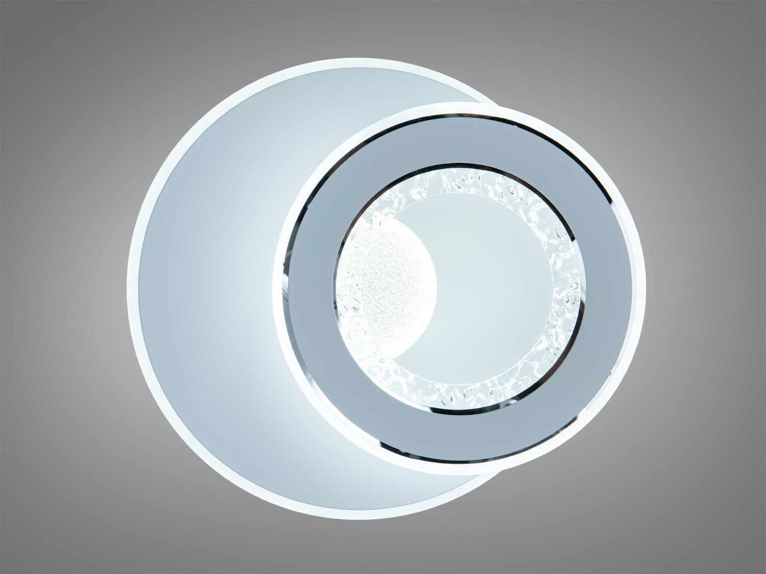 Настінний світильник з двома круглими елементами, один з яких має прозору текстуру. Ідеальний для освітлення вітальні.