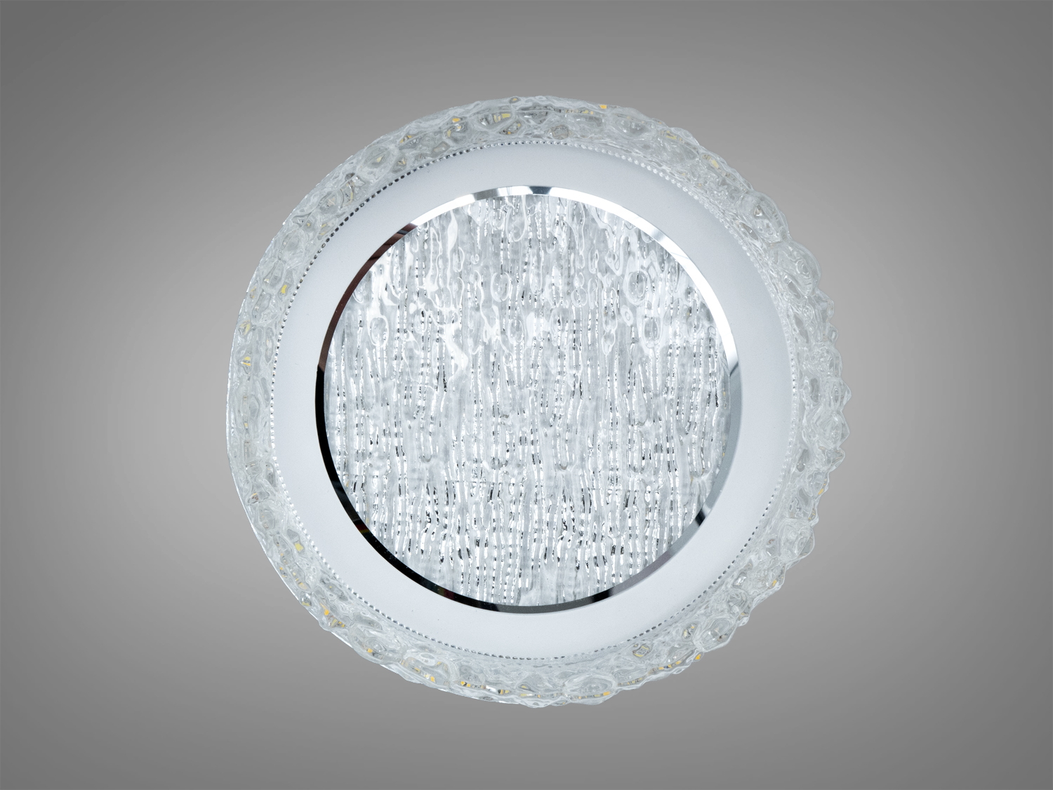 Круглий світильник з прозорого скла, з глянцевим обрамленням. Підходить для вбудованого монтажу в стелі, додає елегантності інтер′єру.