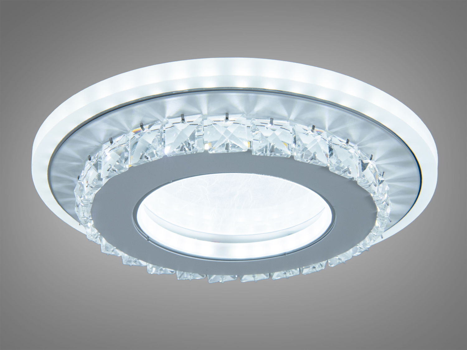 Стельова лампа з прозорими кришталевими вставками, що випромінює холодне світло. Підходить для офісних приміщень.