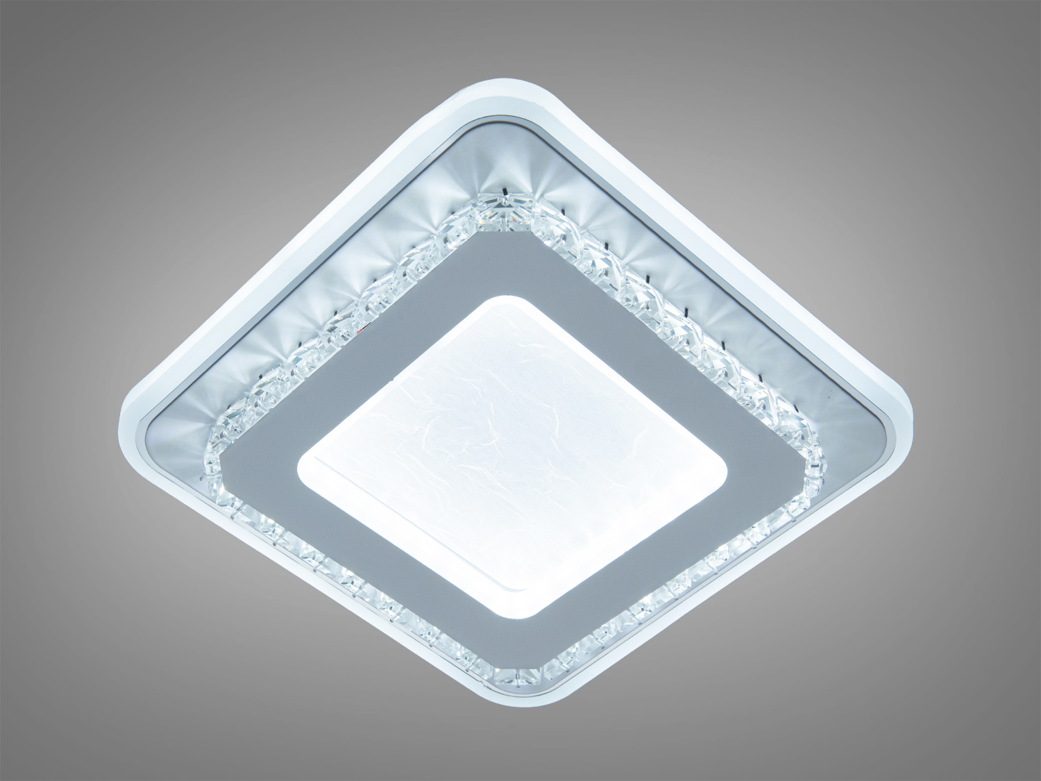Світильник квадратної форми з холодним світлом, призначений для стельового монтажу. Виконаний з прозорого матеріалу з декоративним оздобленням.