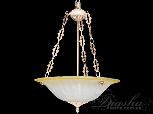 Нове рішення в оригінальному освітленні передпокої, кухні, невеликій вітальні - світла та акуратна люстра в античному стилі. Високий і лаконічний підвісний ланцюг, ажурне плетиво металевої частини та ніжне благородство чарівного плафона - разом це неперевершена строгість і краса матового скла та металу. До речі, якщо у Вас невисокі стелі, Ви дуже легко і просто вирішіть цю проблему - досить усього лише зняти кілька зайвих ланок. Таку люстру можна повісити і над столиками в затишному кафе або барі. Це відразу ж додасть нове зачарування всьому інтер'єру. Воістину, класика завжди в моді та ніколи не підведе.