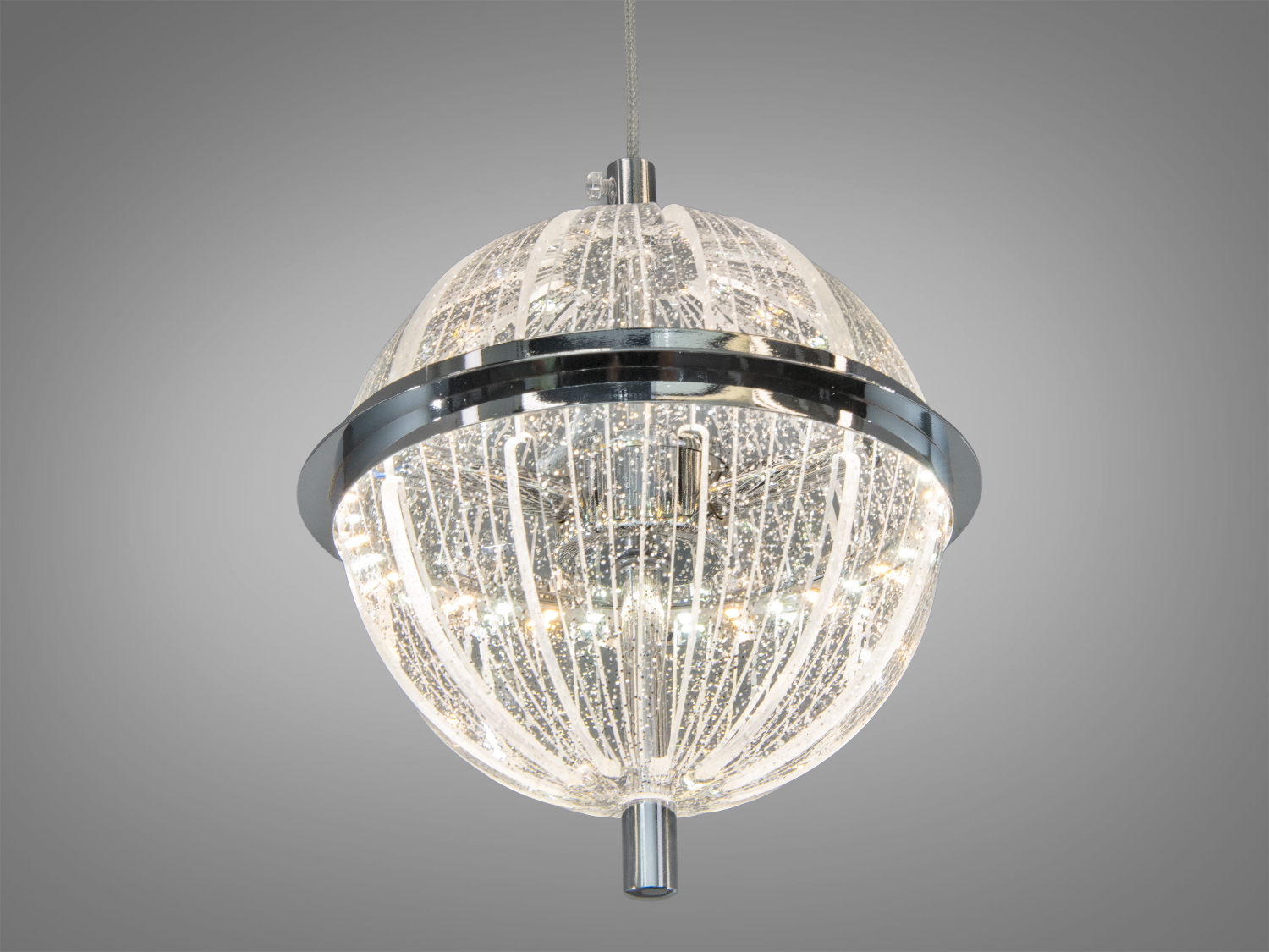 Підвісна люстра сферичної форми з прозорого скла, прикрашена металевими елементами, забезпечує рівномірне освітлення в сучасних інтер′єрах.
