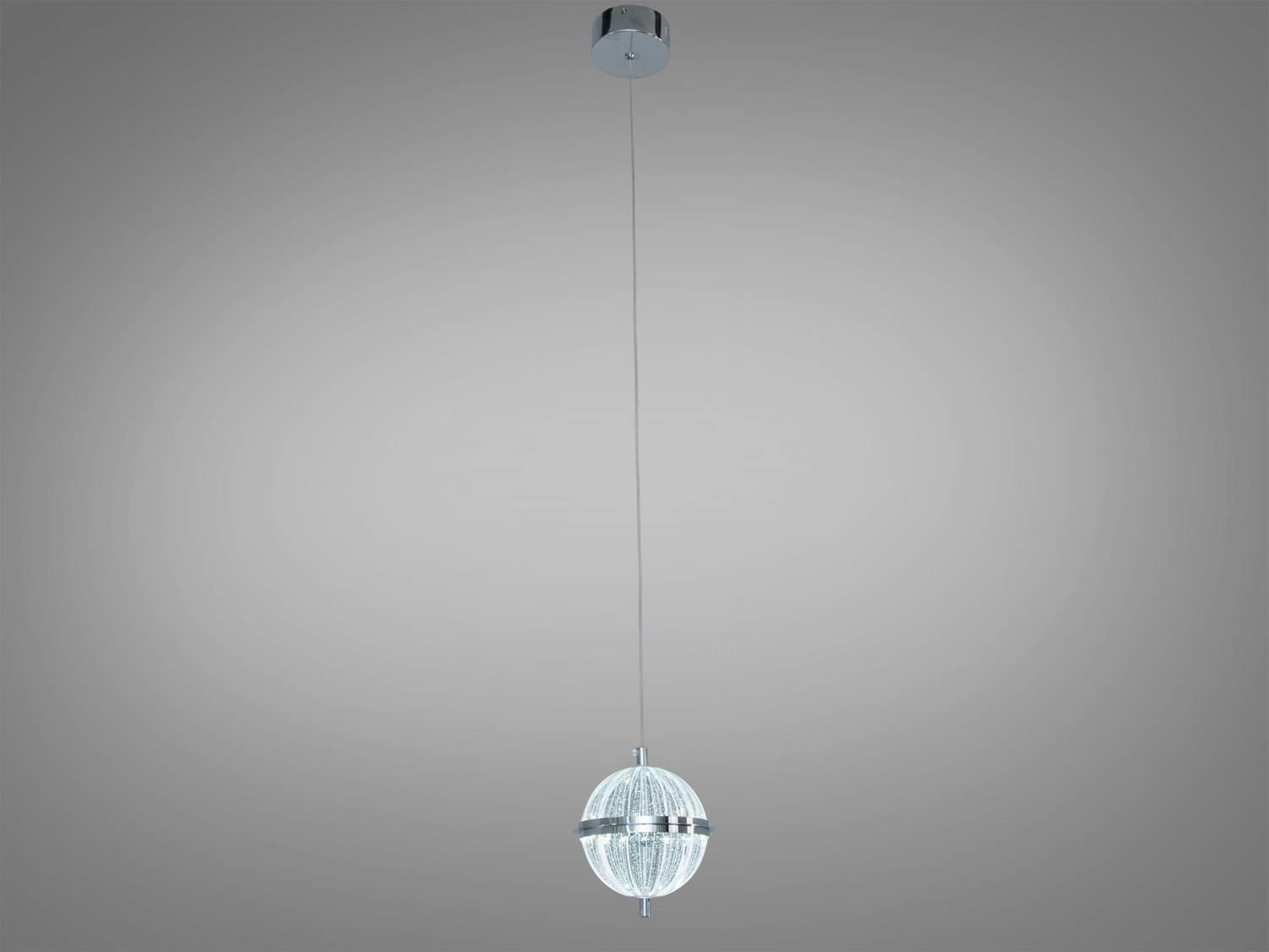 Стельова люстра з довгим підвісом, що підходить для високих стель, має сферичну форму та металеві деталі, додаючи стиль у будь-який простір.