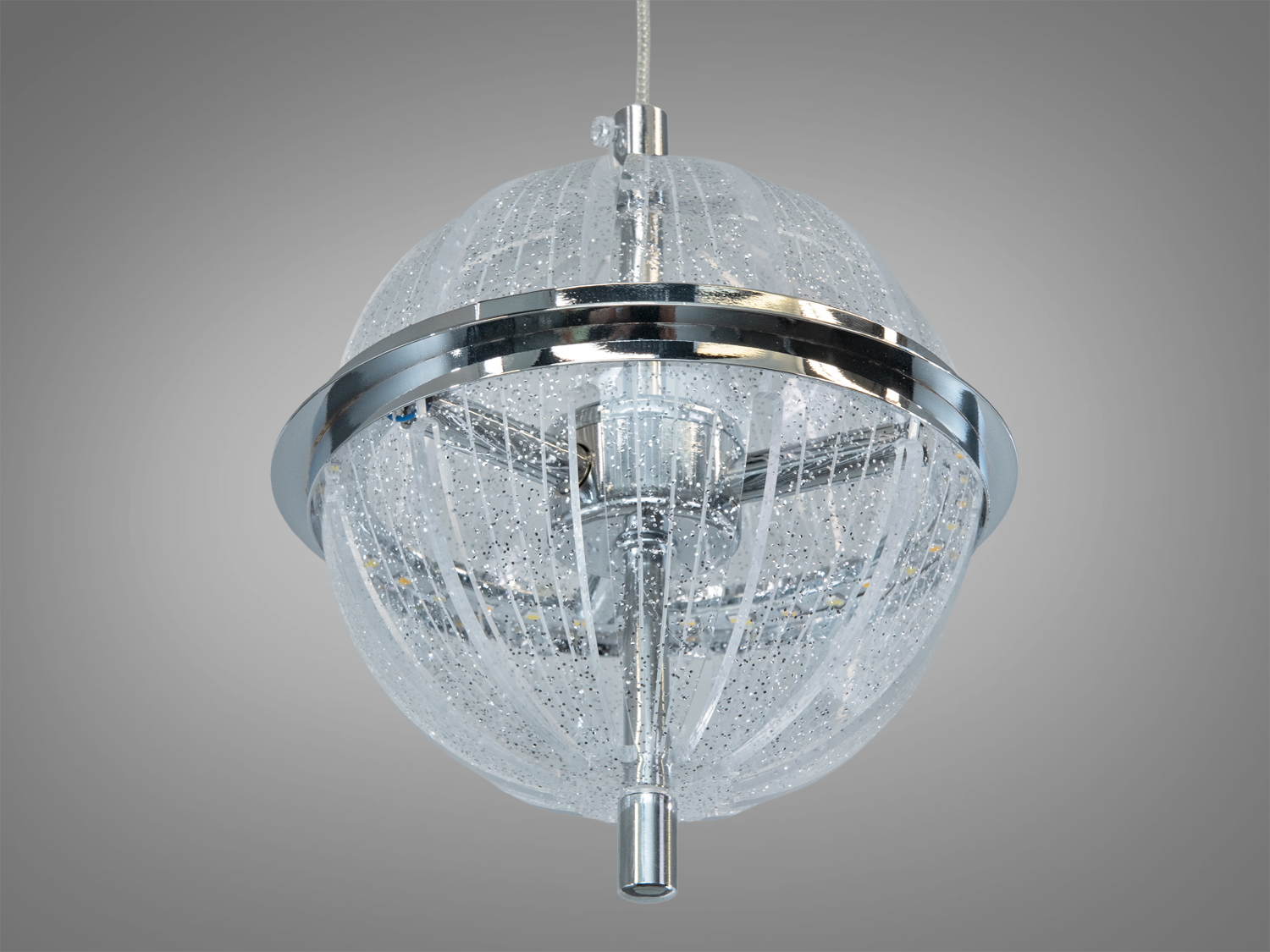 Люстра сферичної форми з прозорими елементами, що створюють ефект блиску, підходить для монтажу у вітальні та інших житлових приміщеннях.