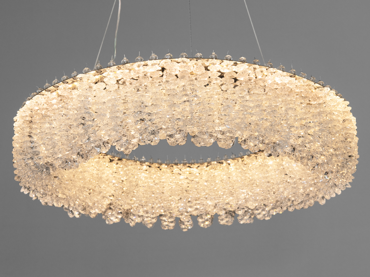 Елегантна люстра з теплим світлом, прикрашена кришталевими підвісками. Ідеально підходить для створення затишного інтер′єру.