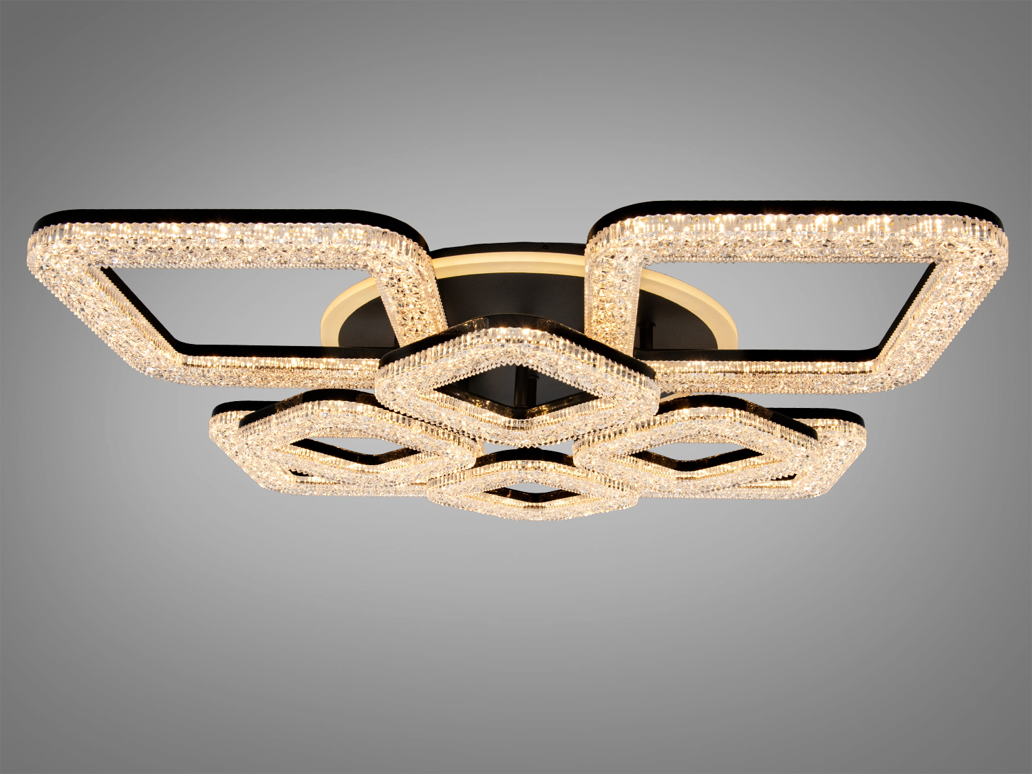 Стельовий світильник з кришталевими квадратами, що створюють тепле світло, ідеально підходить для сучасного інтер′єру.