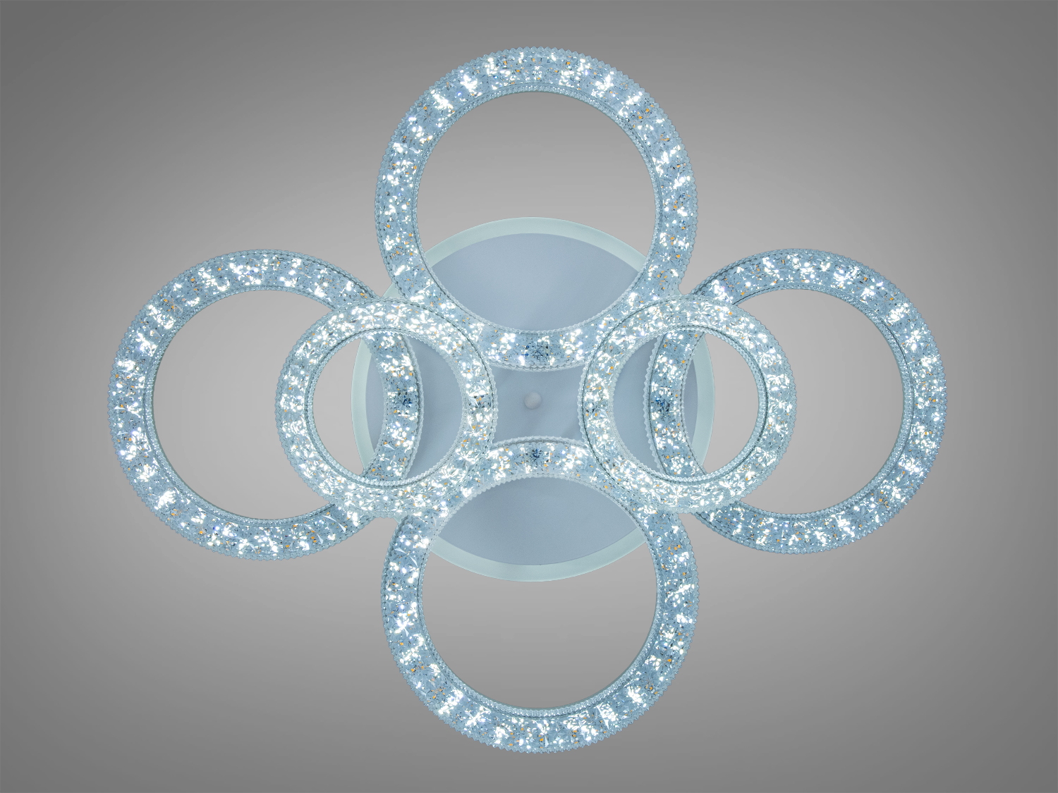 Стельовий світильник з п′ятьма кільцями, що випромінюють холодне біле світло. Ідеальний для освітлення вітальні.