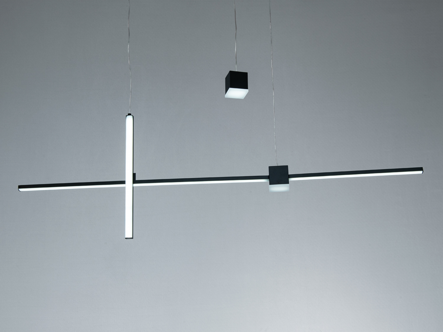 Стельовий світильник з лінійним дизайном, має кубічні елементи. Ідеальний для офісних просторів, забезпечуючи ефективне освітлення.