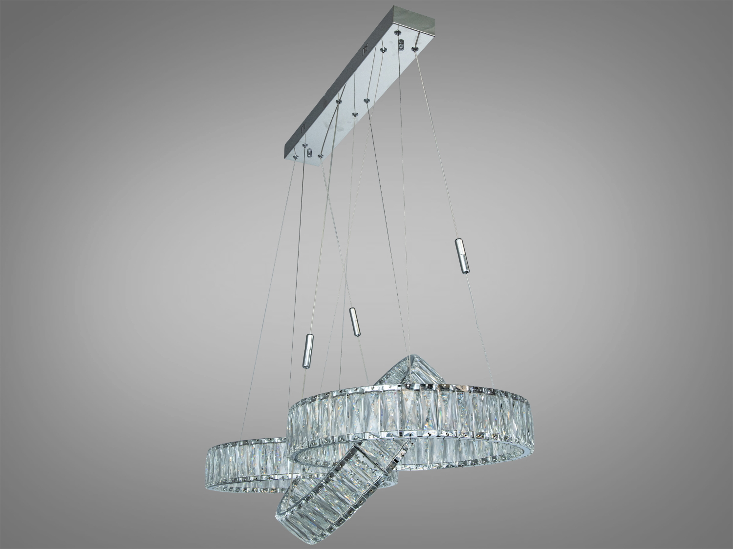 Сучасна люстра з трьома кільцями, підвішена на металевій основі. Ідеально підходить для просторих приміщень з високими стелями.