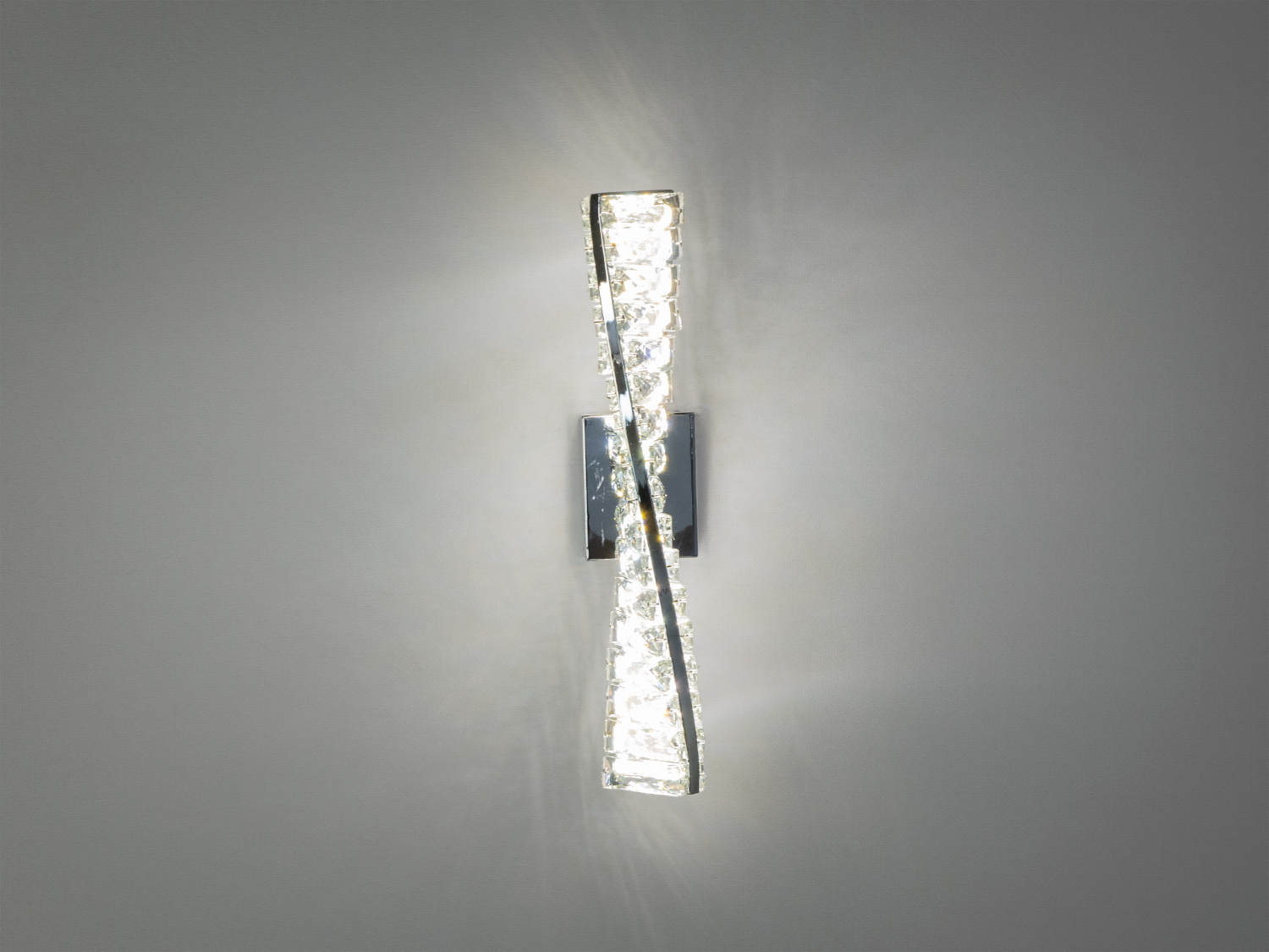 Світильник настінний з вигнутою формою, що відбиває світло на стіну. Підходить для використання в спальнях.