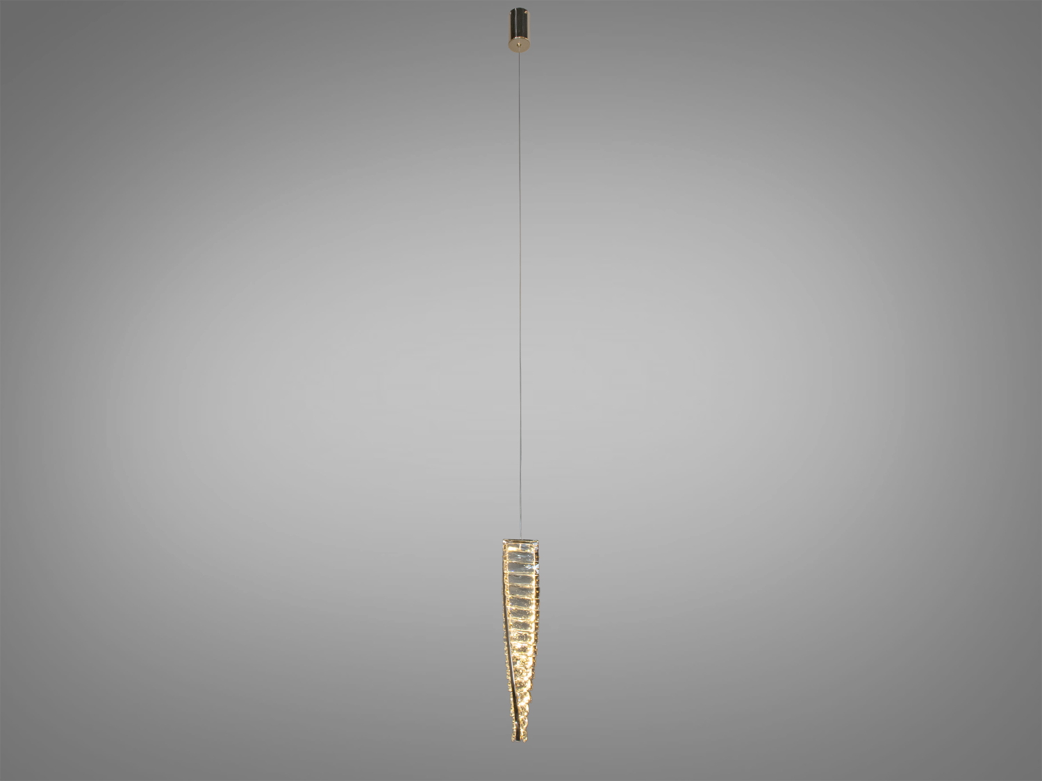 Поверхня світильника кришталева, із багатьма гранями, що розсіюють світло, створюючи блискучий, динамічний ефект. Кріплення до стелі здається ледве помітним, що створює ілюзію, ніби світильник ширяє в повітрі. 