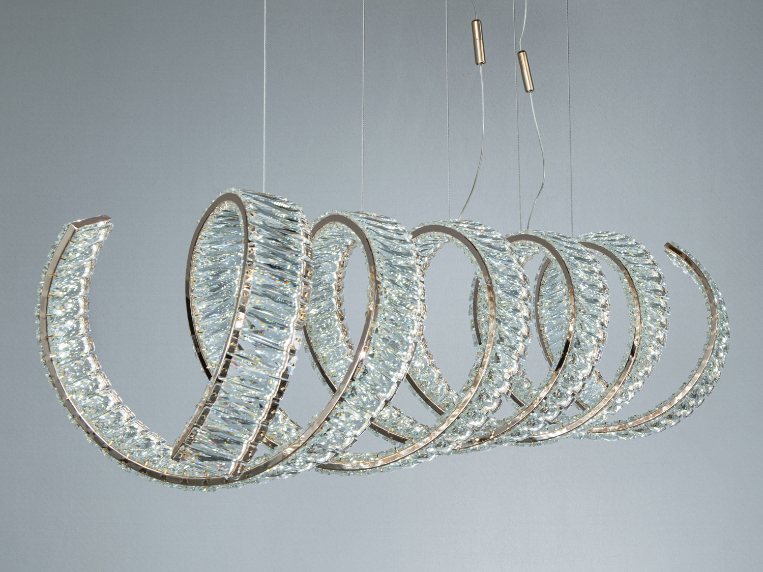 Світильник з кришталевими елементами, спіральна форма, підвісний монтаж, підходить для просторих приміщень.