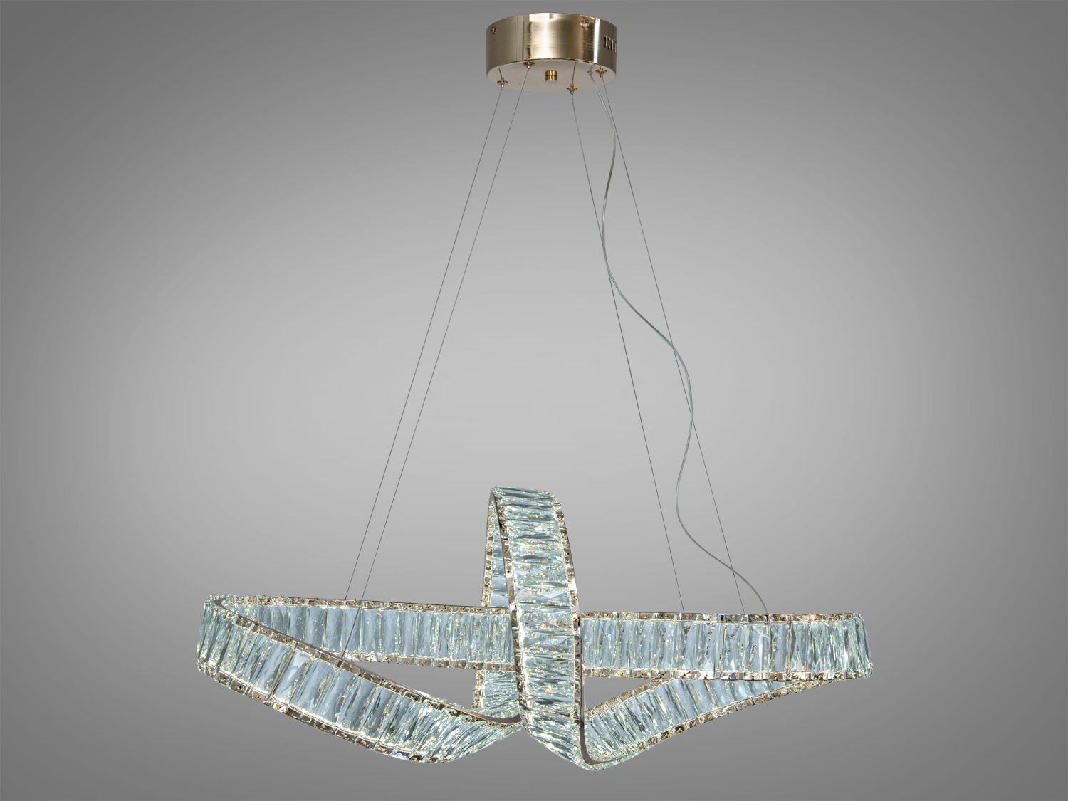 Підвісний світильник з кристалами, виконаний у вигляді переплетених кілець, підвішений на круглій основі. Призначений для сучасного інтер′єру.