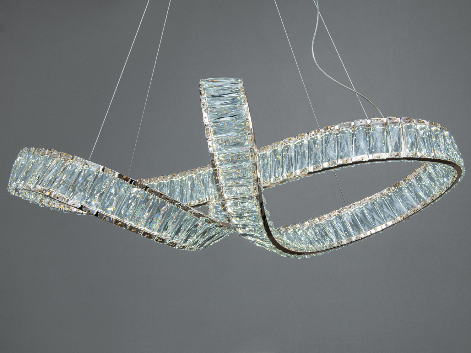 Підвісний світильник з кристалами, має дві переплетені стрічки, підвішений на тонких тросах. Використовується для декоративного освітлення.