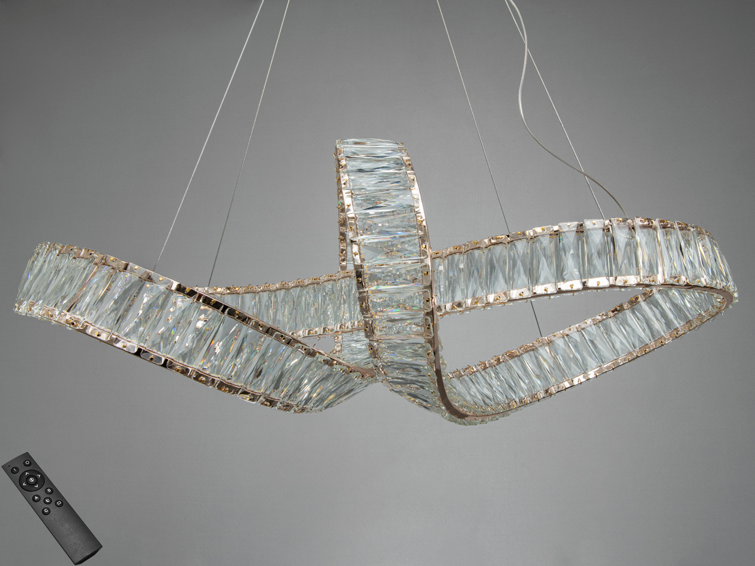 Кришталева LED люстра-підвіс у золоті зі стрічками Мебіуса, з пультом. Підходить для кімнат до 18 м²: вітальні, спальні, їдальні.