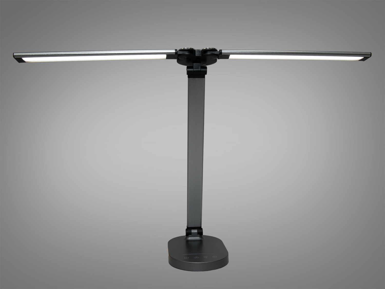 Корпус настільної лампи у відтінку хром сатин виглядає елегантно, гармонійно вписуючись у будь-який інтерєр, від хай-тек до мінімалізму.