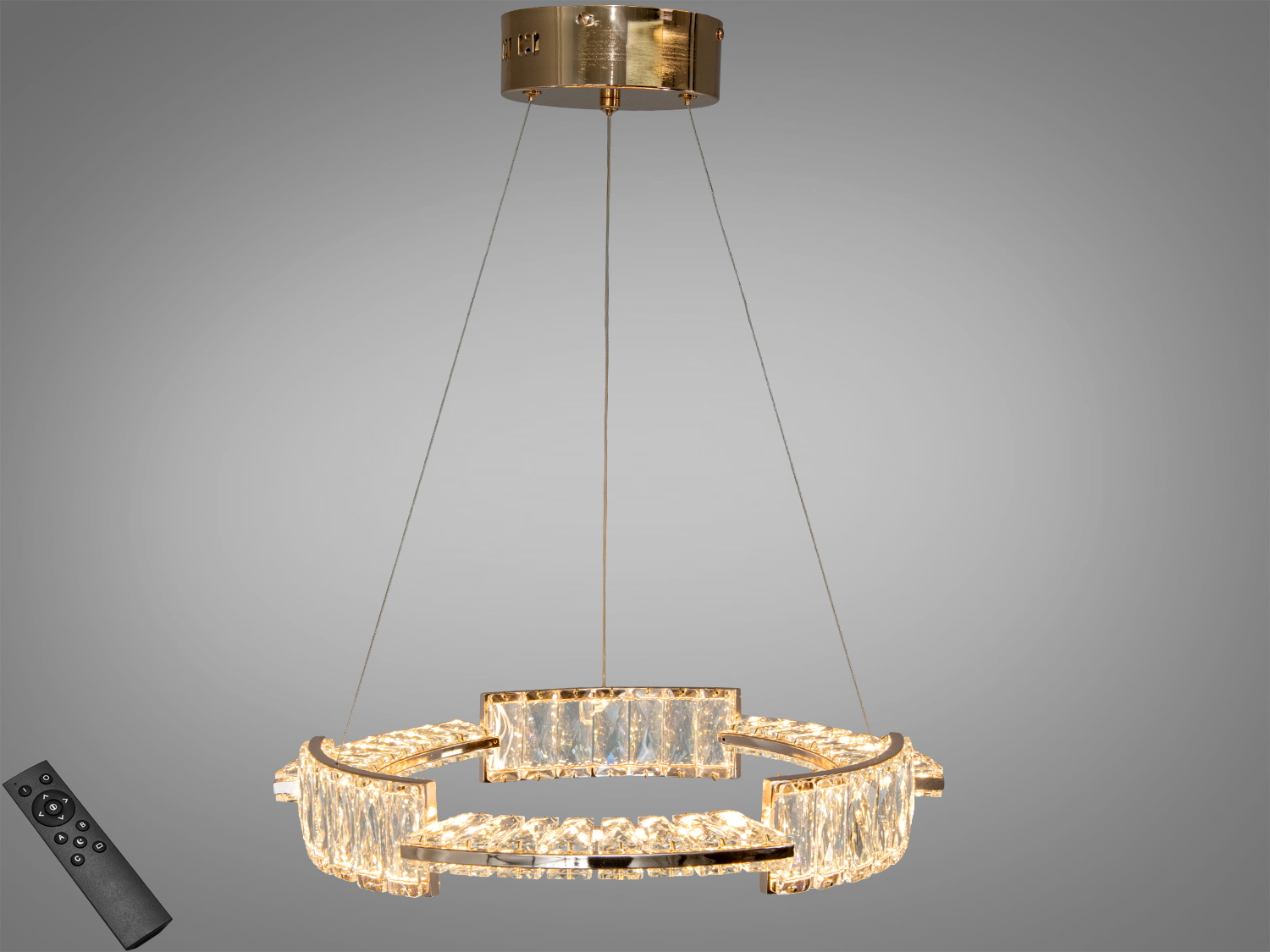 Підвісна люстра з круглим металевим корпусом, прикрашена кристалами. Оснащена пультом дистанційного керування для зручності використання.