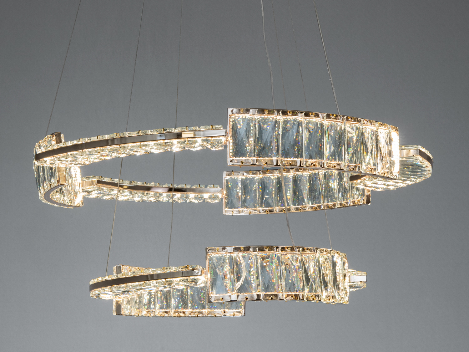 Сучасна люстра з трьома кільцями, підвішена на тонких дротах, підходить для просторих інтер′єрів.