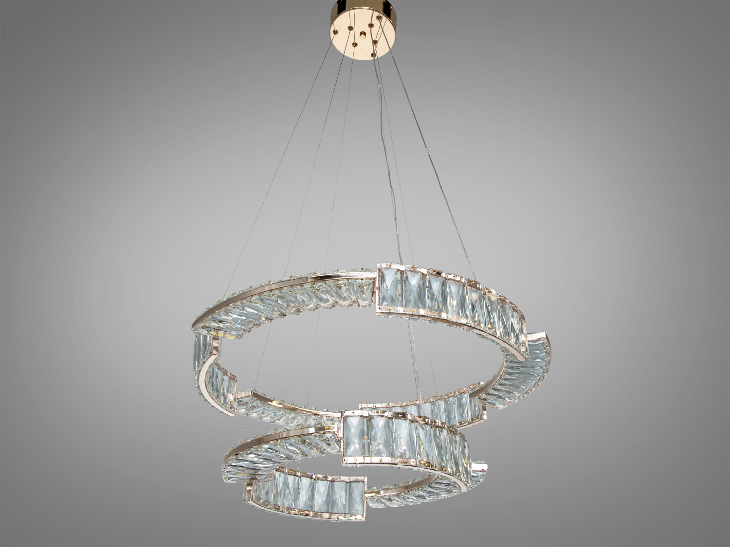 Люстра з трьома кільцями, закріплена на круглій основі, створює ефектний акцент у будь-якому приміщенні.