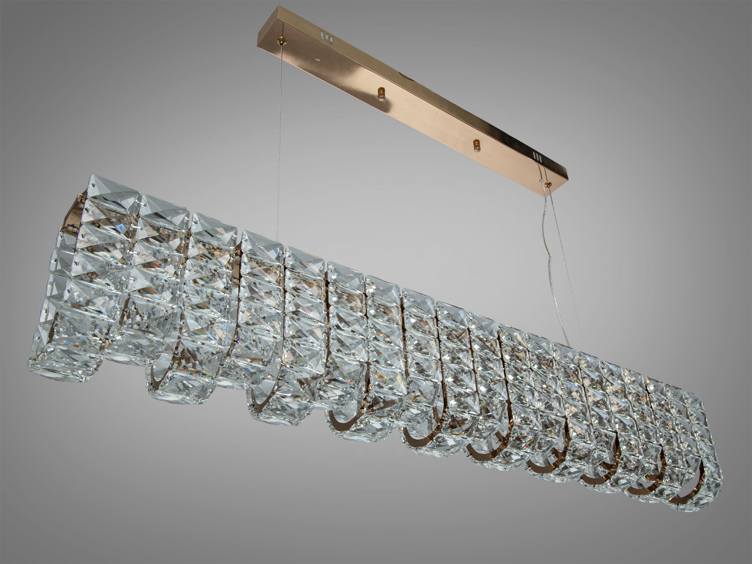 Світильник з кришталевими деталями, підвісний монтаж, прямокутна форма, ідеальний для вітальні або їдальні.