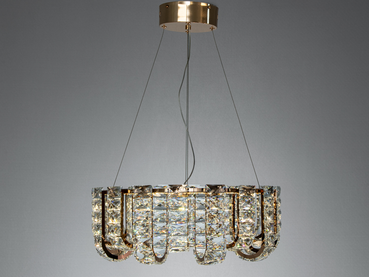 Підвісна люстра з кришталевими вставками, підходить для сучасного інтер′єру, кріпиться на трьох дротах.