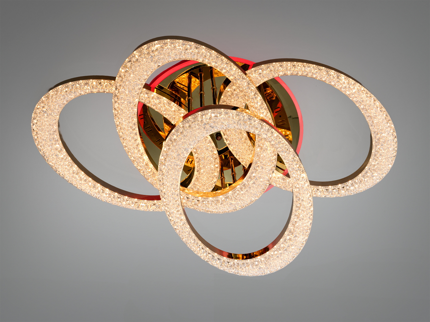 Стельова лампа з чотирма шестикутниками, випромінює тепле світло, ідеальна для вітальні.