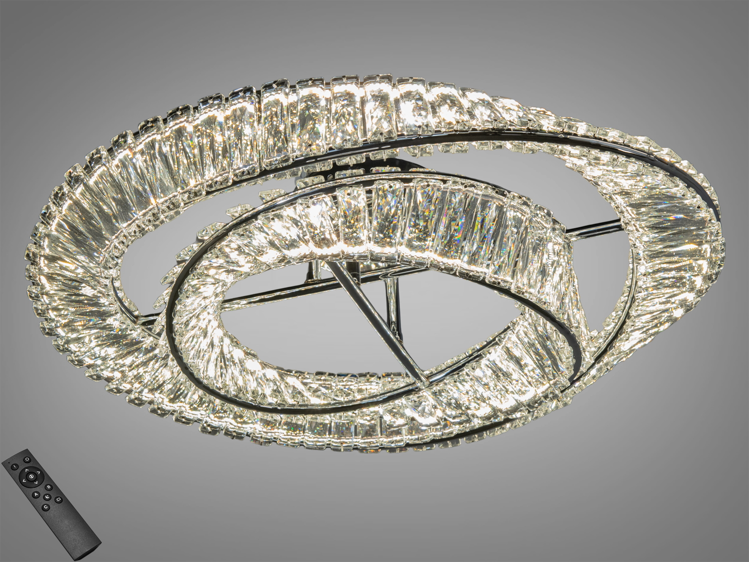 Вражаюча лед люстра складається з двох кришталевих кілець, що висять одне над одним паралельно, що створюють ефект плавного ширяння в повітрі. 