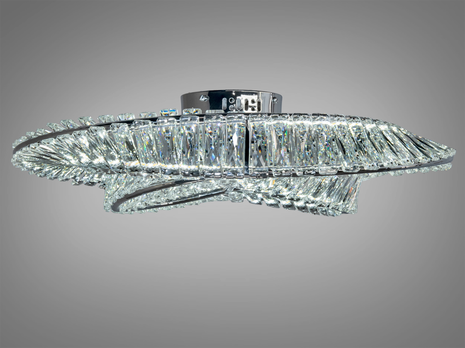 Конструкція люстри забезпечує не тільки прекрасне розсіювання світла, але й служить як розкішний декоративний елемент інтер`єру.